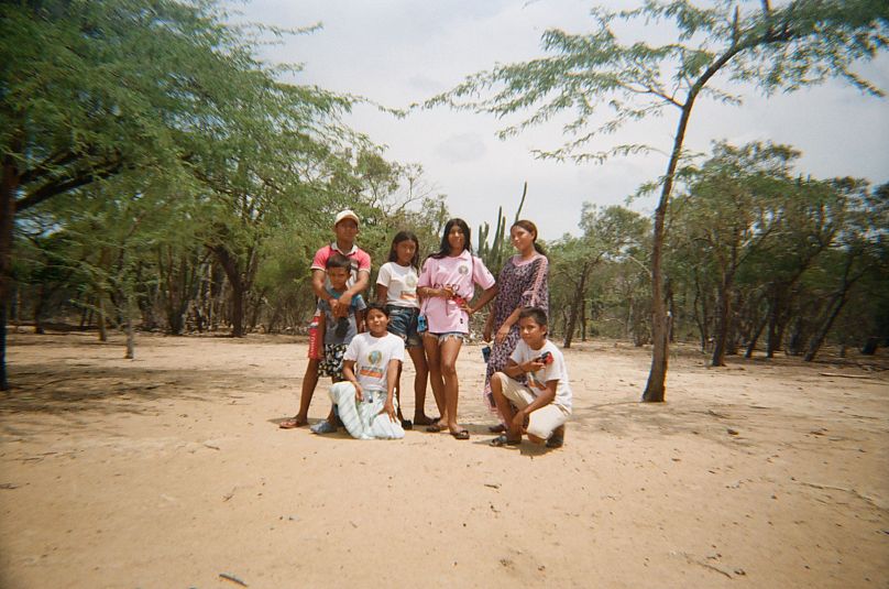 Die Wayuu-Kinder, die an dem Fotoprojekt teilnehmen, posieren für den 16-jährigen Iveth.