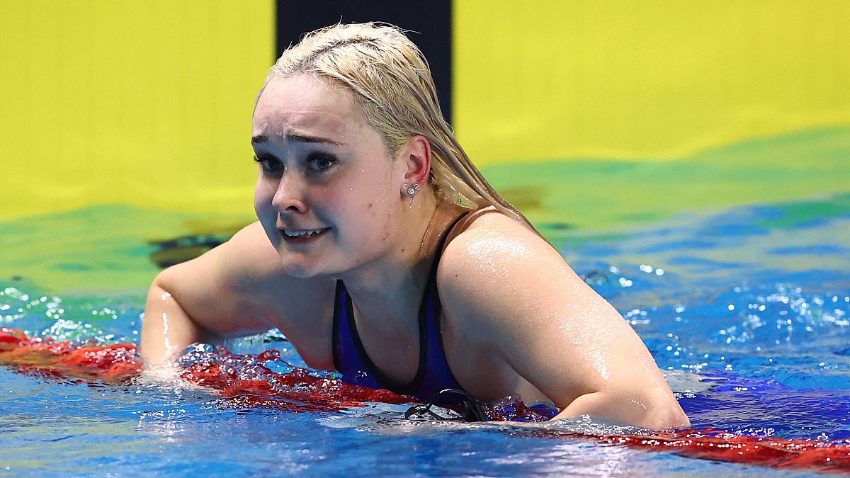 A győztes Ilyés Laura a 200 méteres pillangóúszás döntője után a 18. rövidpályás úszó országos bajnokságon Kaposváron 2022. november 17-én.