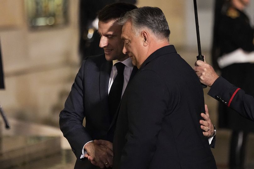 Emmanuel Macron, à esquerda, recebe Viktor Orbán para uma reunião no Palácio do Eliseu, em Paris, esta quinta-feira.