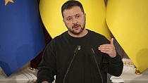 El presidente ucraniano, Volodímir Zelenski, habla durante una conferencia de prensa en Kiev, Ucrania, el martes 21 de noviembre de 2023.