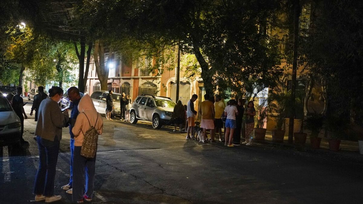 Des habitants se rassemblent à l'extérieur après un tremblement de terre à Mexico City, le jeudi 22 septembre 2022. 