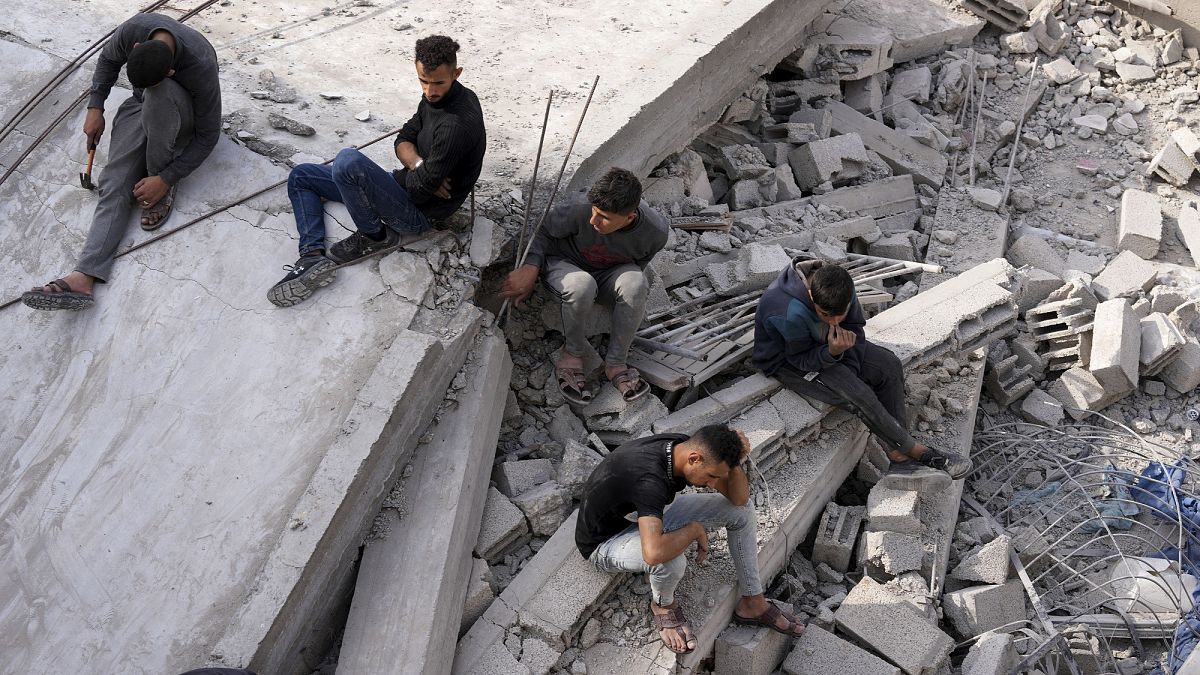Az al-Nadi család a bombázásokban összedőlt házuk romjainál