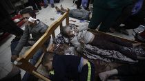 أطفال فلسطينيون جرحى في مستشفى بخانيونس