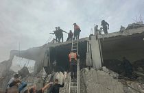 غارة إسرائيلية تستهدف منزلا يأوي مدنيين فلسطينيين في خان يونس  07.12.23