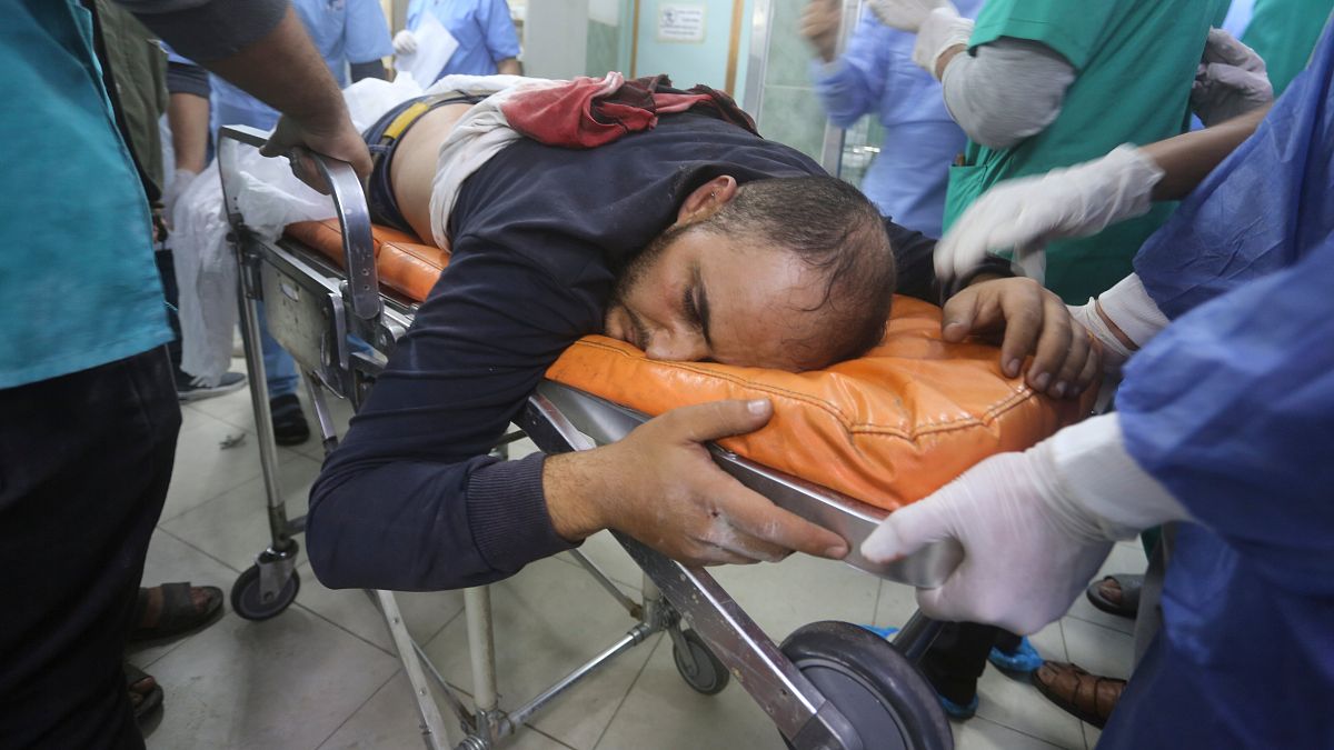 جريح فلسطيني إثر قصف إسرائيلي يصل إلى مستشفى في رفح