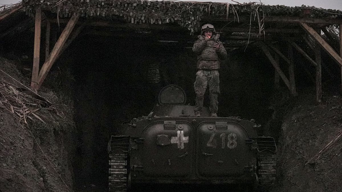 جندي أوكراني يقف على متن دبابة 