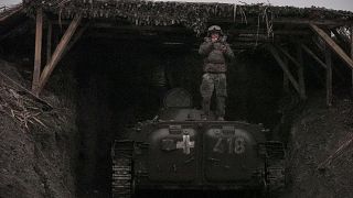 جندي أوكراني يقف على متن دبابة 