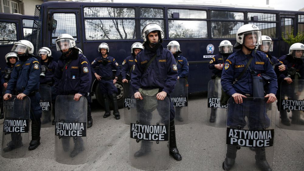 Тълпа гръцки волейболни фенове рани тежко полицията за борба с безредиците