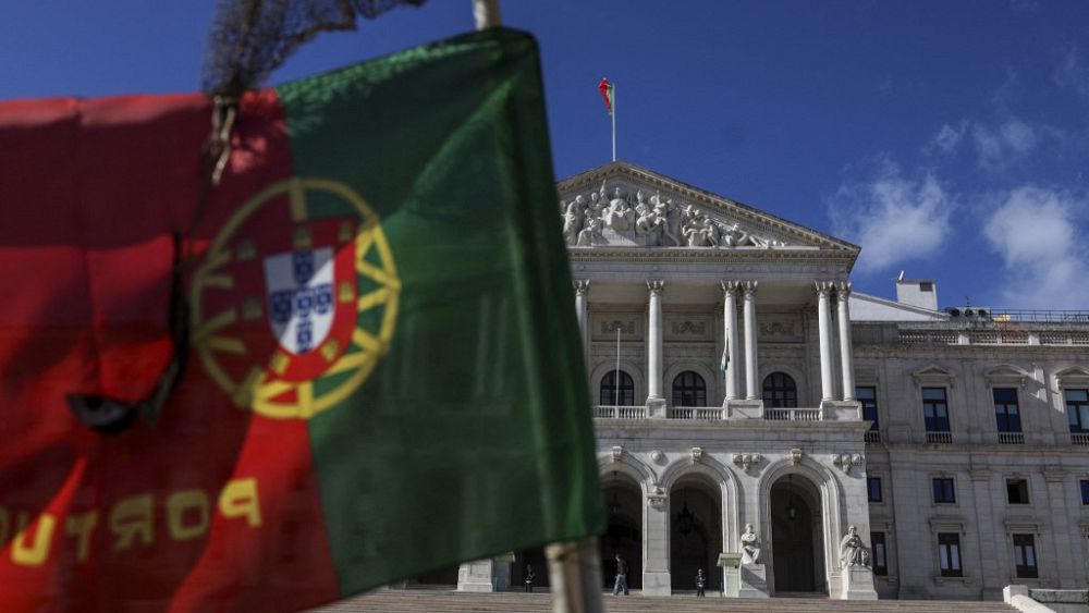 Exclusive: Poll shows Portuguese voters back early elections amid government corruption scandal thumbnail