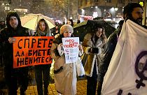 Люди держат плакаты с надписями на болгарском языке "Хватит бить своих жен" и "Больше ни одной" во время демонстрации в Софии, столице наименее счастливой страны ЕС.