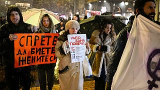 Un grupo de personas sostiene pancartas en las que se lee en búlgaro "Dejad de pegar a vuestras mujeres" y "Ni una más" durante una manifestación Sofía, capital de la nación "menos feliz" de la UE.