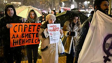 Des personnes tiennent des pancartes sur lesquelles on peut lire en bulgare "Arrêtez de battre vos femmes" et "Pas une de plus" lors d'une manifestation à Sofia, capitale de la nation la "moins heureuse" de l'UE.