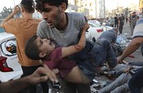 Ein verletzter palästinensischer Junge wird nach einem israelischen Luftangriff vor dem Eingang des Al-Shifa-Krankenhauses in Gaza-Stadt vom Boden getragen, Freitag, 3\. November 2023\. 