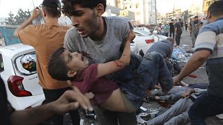 Un niño palestino herido es transportado desde el suelo tras un ataque aéreo israelí frente a la entrada del hospital al-Shifa en la ciudad de Gaza, el viernes 3 de noviembre de 2023\. 
