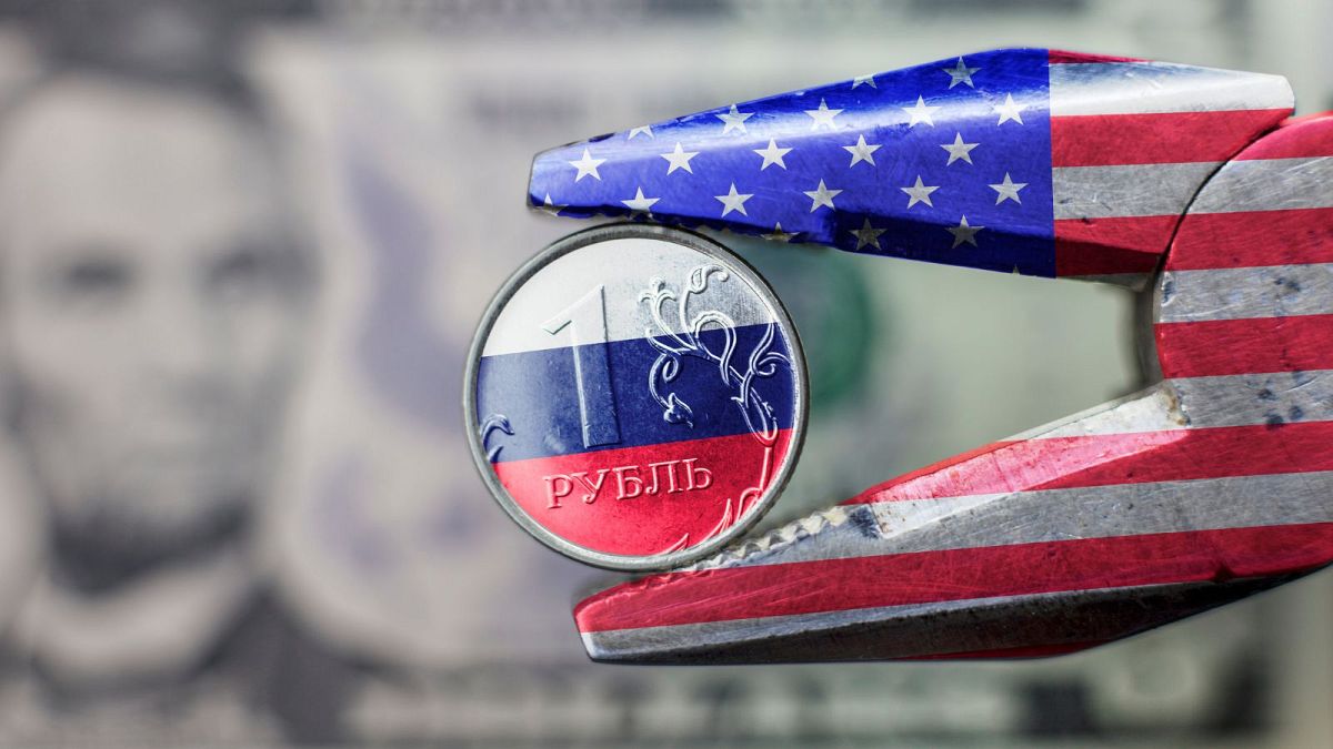 انبری با نقش پرچم آمریکا با سکه‌ یک روبلی در وسط آن