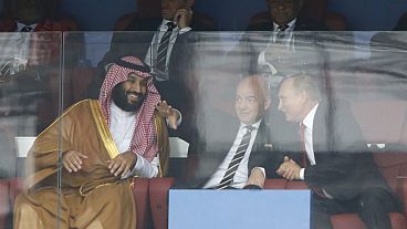 A szaúdi koronaherceg, a FIFA elnöke és az orosz elnök a 2018-as foci VB-n