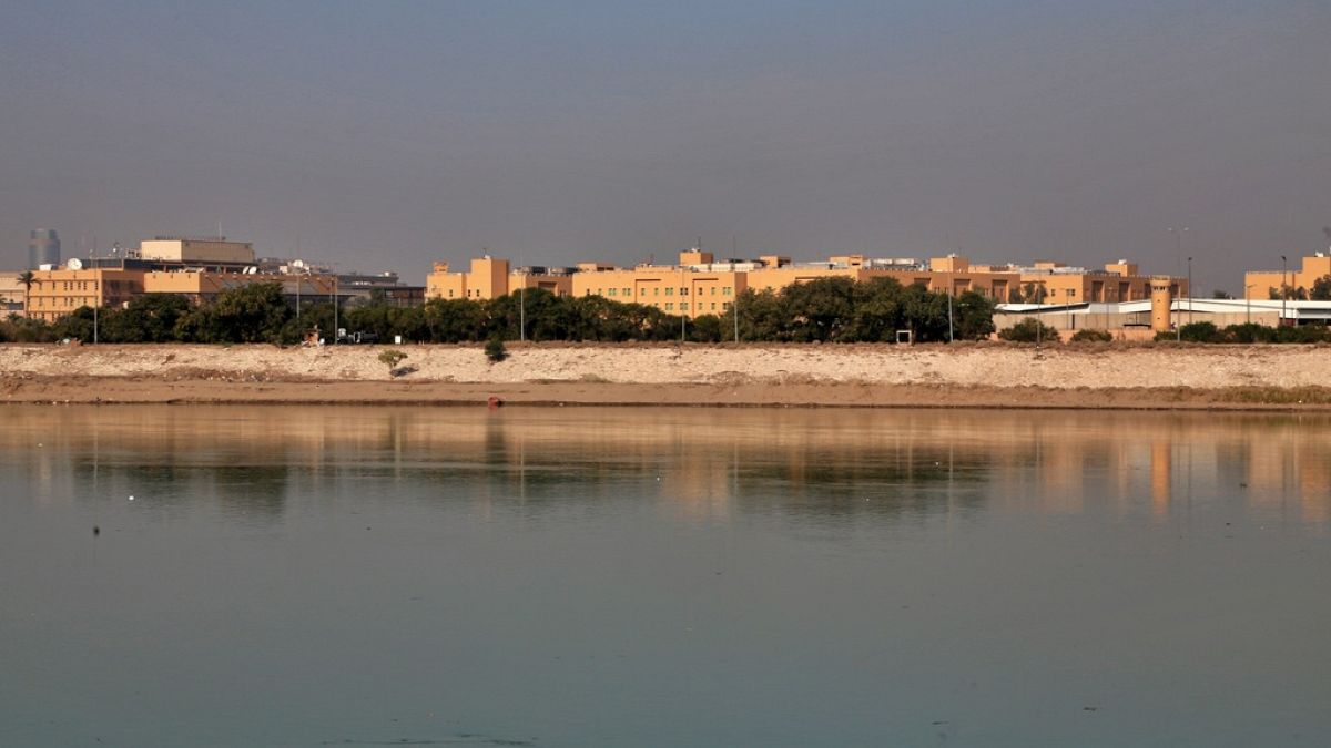 Imagen de la embajada de Estados Unidos, junto al río Tigris, en Bagdad, que ha sido objeto de un ataque con cohetes.
