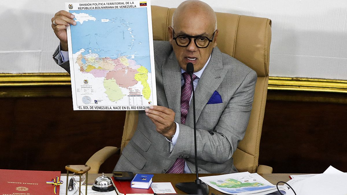 Venezuela Ulusal Meclis Başkanı Jorge Rodriguez, Meclis'te düzenlenen bir oturumda Guyana Essequiba'nın katılımıyla oluşan Venezuela haritasını gösteriyor