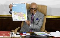 Venezuela Ulusal Meclis Başkanı Jorge Rodriguez, Meclis'te düzenlenen bir oturumda Guyana Essequiba'nın katılımıyla oluşan Venezuela haritasını gösteriyor