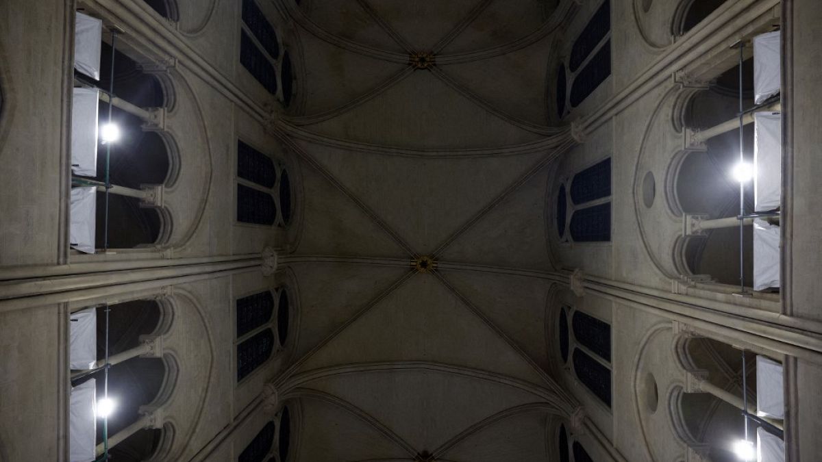 Imagen que muestra una parte del interior de la catedral de Notre-Dame de París, que está siendo reconstruida tras quedar devastada por un incendio en 2019.