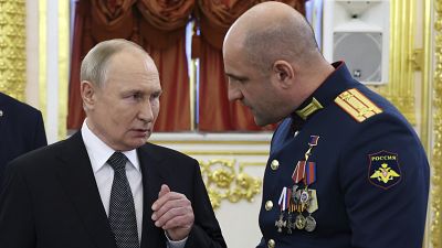Vlagyimir Putyin orosz elnök és Artem Zsoga, a Spárta felderítő zászlóalj parancsnoka