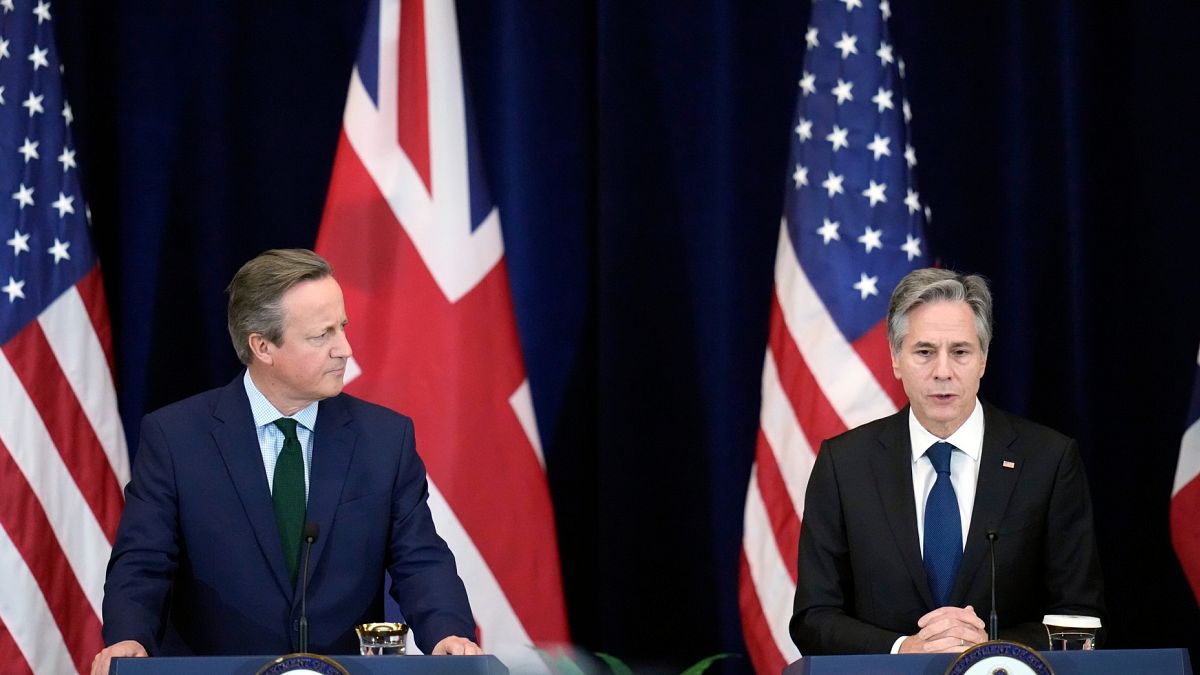 İngiltere Dışişleri Bakanı David Cameron (sol), ABD Dışişleri Bakanı Antony Blinken