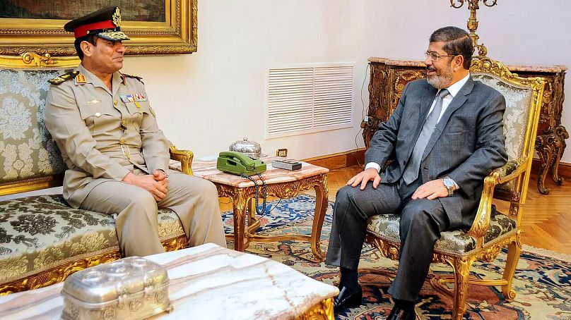 Mısır'ın demokratik yollardan seçilen ilk Cumhurbaşkanı Muhammed Mursi (sol), Savunma Bakanı olarak atadığı Abdulfettah Sisi ile görüşürken