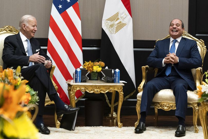 ABD Başkanı Joe Biden (sol), Şarm el Şeyh kentinde Mısır lideri Abdulfettah el Sisi ile görüşürken