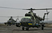 Helicópteros militares ucranianos Mi-8 se disponen a despegar en la región de Donetsk, el 7 de diciembre de 2023 al este de Ucrania.