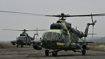 Helicópteros militares ucranianos Mi-8 se disponen a despegar en la región de Donetsk, el 7 de diciembre de 2023 al este de Ucrania.