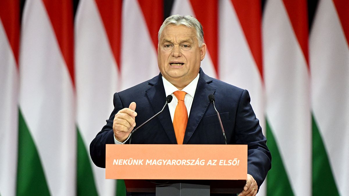 رئيس الوزراء المجري فيكتور أوربان يلقي خطابه في مركز Hungexpo للمعارض والمؤتمرات في بودابست في 18 نوفمبر 2023