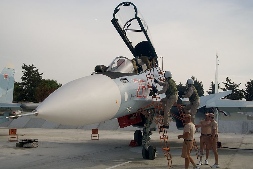 طيارون روس يصعدون إلى طائرتهم سو-30 في قاعدة حميميم الجوية، سوريا، يوم الخميس 22 أكتوبر 2015.