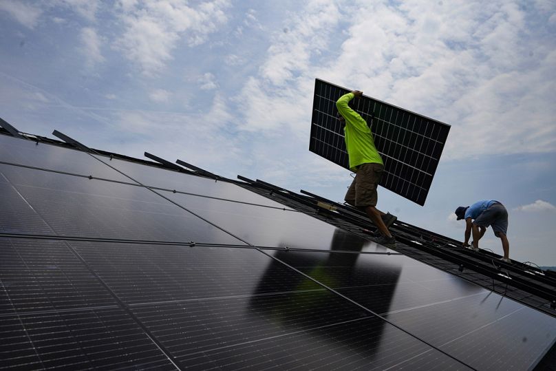 Grüne Arbeitsplätze sind mehr als nur solche, die auf der Hand liegen, wie die Installation von Sonnenkollektoren.