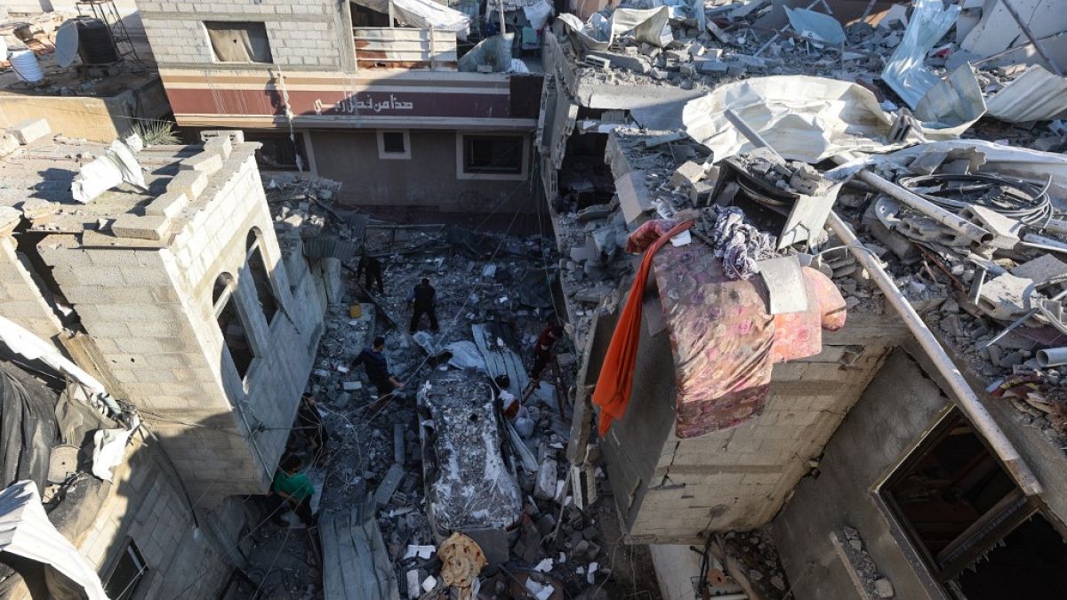 Imagen de varios edificios destruidos por uno de los ataques aéreos de Israel en la Franja de Gaza.