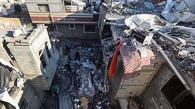 Imagen de varios edificios destruidos por uno de los ataques aéreos de Israel en la Franja de Gaza.