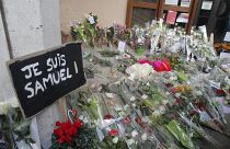 Virágok a Conflans-Sainte-Honorine-i iskola előtt Samuel Paty meggyilkolása után