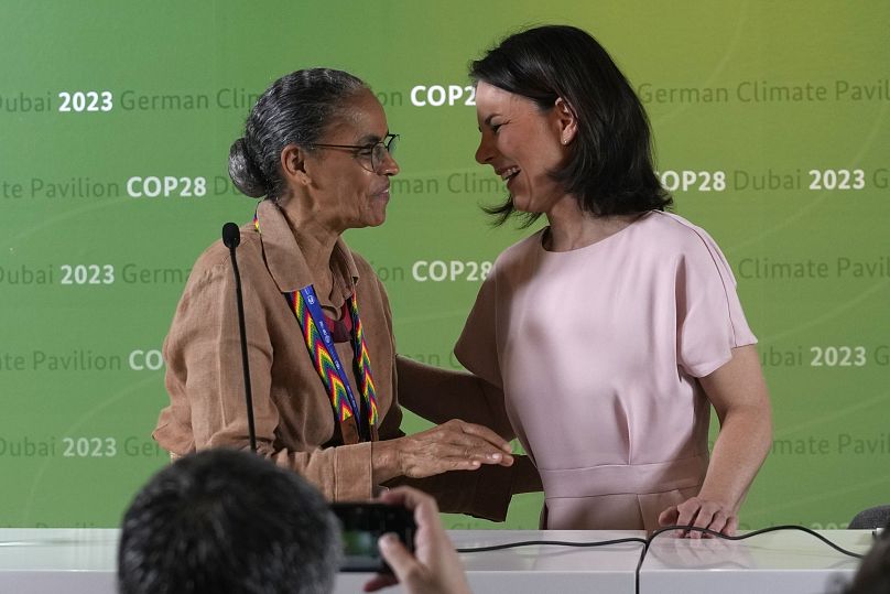 Министр окружающей среды Бразилии Марина Силва (слева) и министр иностранных дел Германии Анналена Бербок на COP28