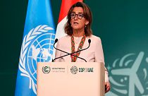 وزيرة التحول البيئي الإسبانية تيريزا ريبيرا تتحدث خلال مؤتمر صحفي في قمة الأمم المتحدة للمناخ COP28
