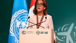 وزيرة التحول البيئي الإسبانية تيريزا ريبيرا تتحدث خلال مؤتمر صحفي في قمة الأمم المتحدة للمناخ COP28
