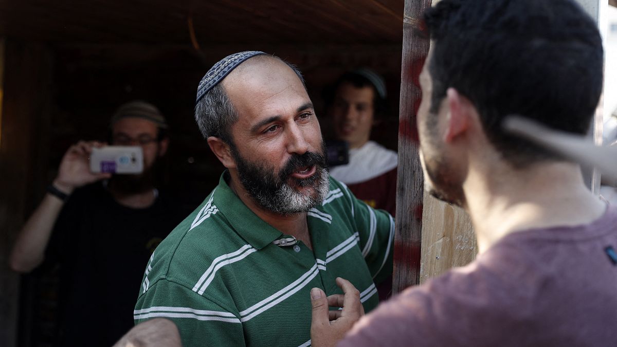 أرييه كينغ يتجادل مع عضو في منظمة السلام الآن خلال تظاهرة في القدس المحتلة.
