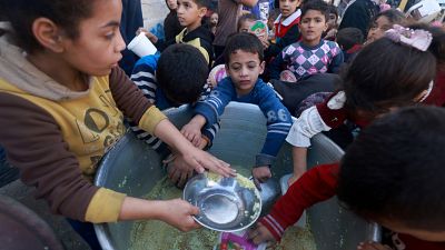 أطفال فلسطينيون في نقطة توزيع الطعام على النازحين في مدينة رفح جنوب قطاع غزة / التاريخ: 06.12.23 