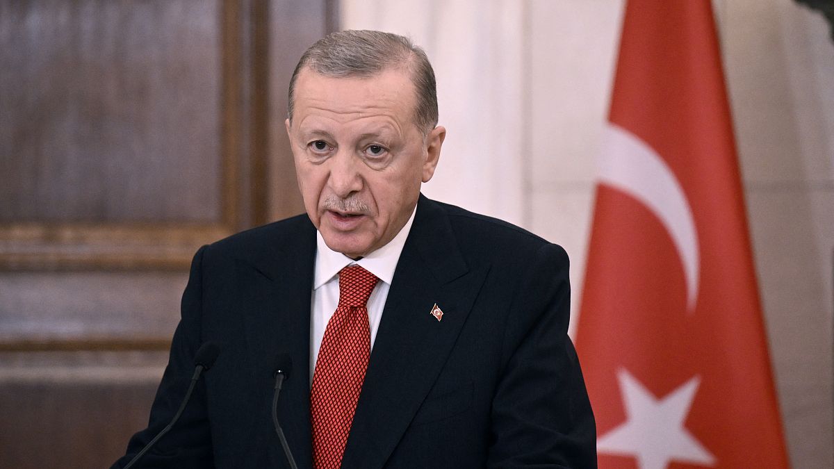 الرئيس التركي رجب طيب أردوغان يتحدث للصحافة بعد اجتماع مع رئيس الوزراء اليوناني خلال زيارة رسمية لليونان في أثينا في 7 دجنبر 2023.