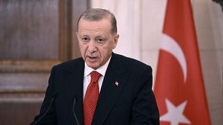الرئيس التركي رجب طيب أردوغان يتحدث للصحافة بعد اجتماع مع رئيس الوزراء اليوناني خلال زيارة رسمية لليونان في أثينا في 7 دجنبر 2023.