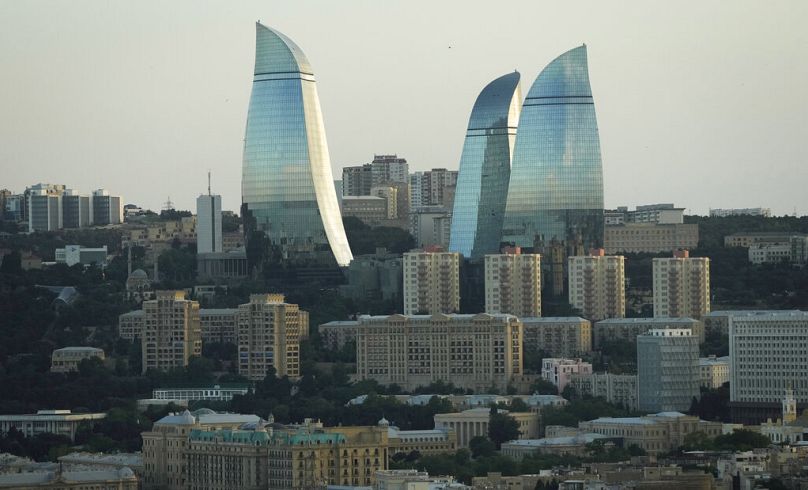 Uma vista geral da cidade com os arranha-céus Flame Towers em segundo plano em Baku, 9 de junho de 2022