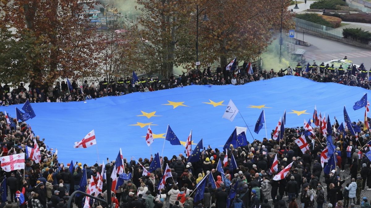 Un'immensa bandiera dell'Ue è stata srotolata a Tbilisi, in Georgia