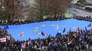 В Тбилиси развернули самый крупный флаг Евросоюза.