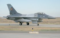 Истребитель F-16 Fighting Falcon на 86-й румынской военной авиабазе в Фетешти, 13 ноября 2023 года.