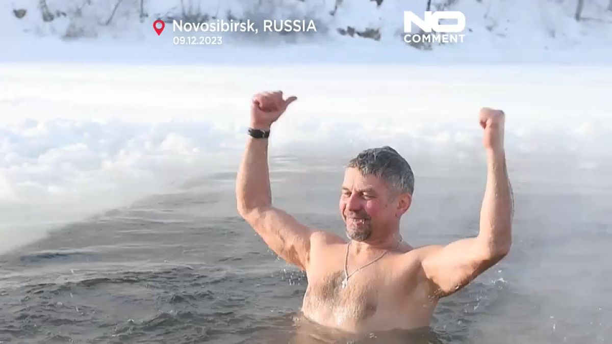 روس يسبحون في بحيرة متجمدة في سيبيريا، روسيا،09 دجنبر 2023