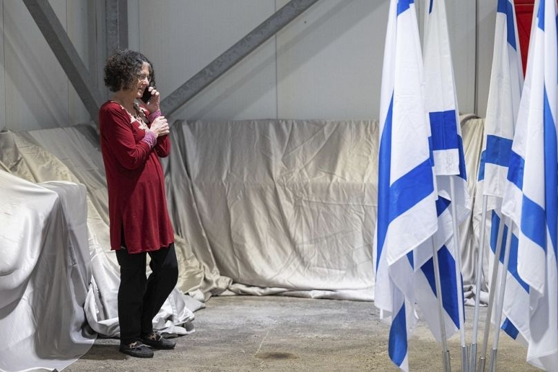 Shoshan Haran am Telefon bei ihrer Ankunft in Israel nach ihrer Freilassung.