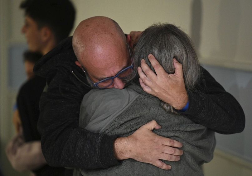 Sharon Hertzman umarmt ihren Mann Hen Avigdori, als sie sich am 25. November im Sheba Medical Center in Ramat Gan, Israel, wiedersehen.